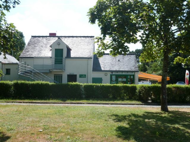 Gîte d'étape de Guenrouet au bord du canal de Nantes à Brest