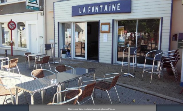 La fontaine centre ville de Missillac terrasse