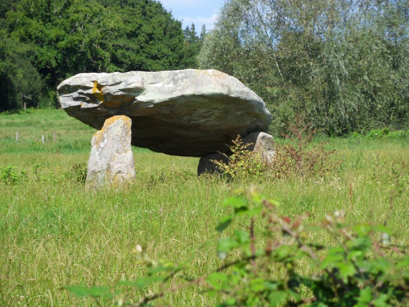 dolmen de la roche aux loups