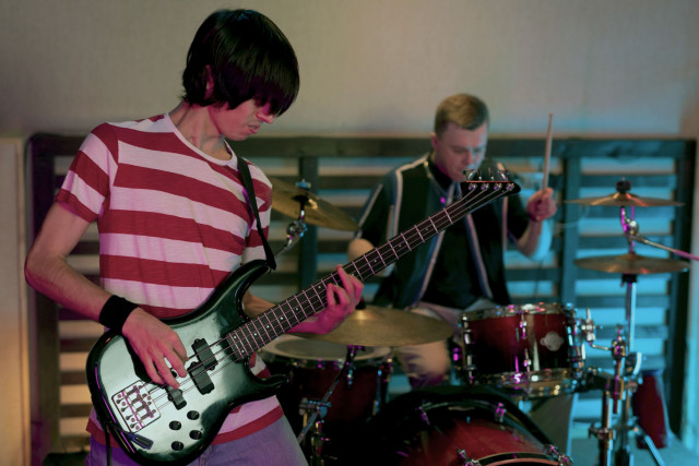 musiciens-concert-spectacle-instrument-musique-guitare-freepik-r