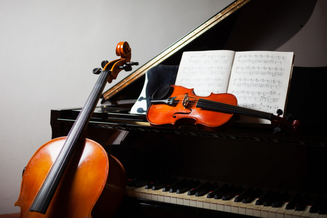musique-de-chambre-violon-piano-violoncelle-instruments-adobestock-scaled