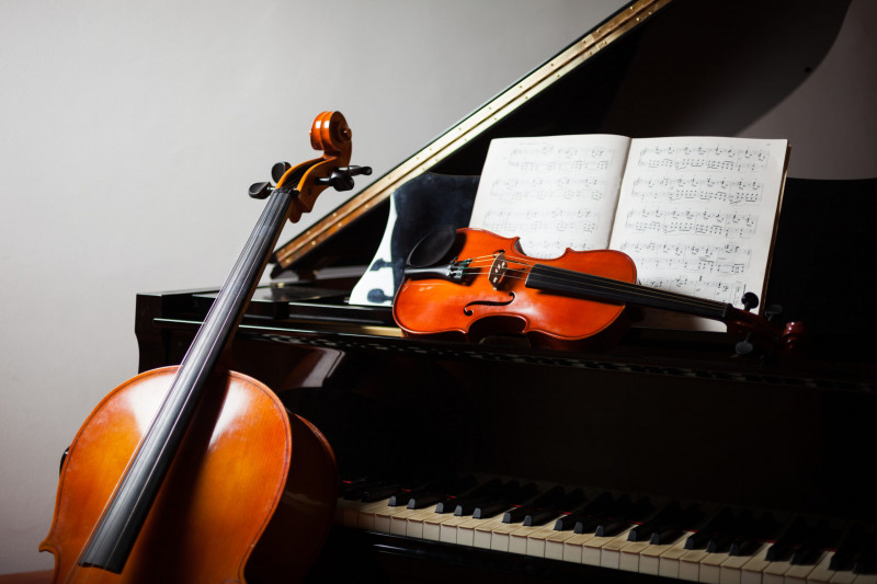 musique-de-chambre-violon-piano-violoncelle-instruments-adobestock-scaled