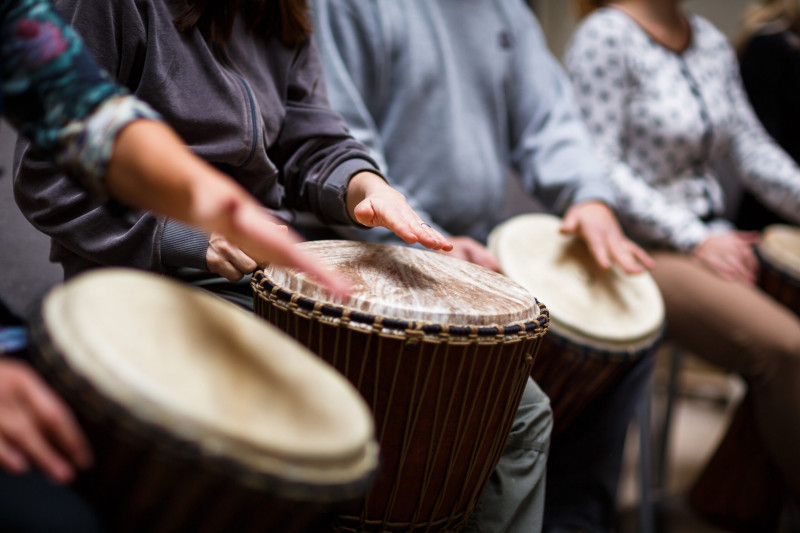 musique-percussions-africaines-concert-instrument-adobestock-scaled musique-percussions-africaines-concert-instrument-adobestock-scaled